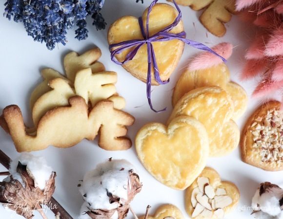 Масло взбейте с сахаром минут 5–7 до пышной пышности. По одному введите 3 желтка (один оставьте для смазывания), каждый раз дожидаясь полной «дружбы и взаимопонимания».
Муку просейте и смешайте с солью. Используйте миксер с насадкой для теста (или используйте лопатку и руки) и введите муку.
