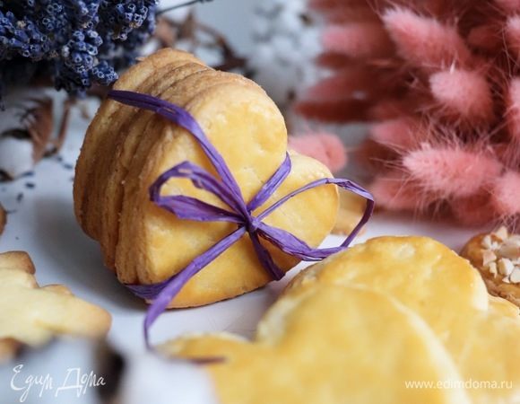 Смажьте печенье с помощью кисточки (кстати, у меня есть и кулинарная силиконовая, и обычная малярная. Вторую я люблю больше) печенье желтком и посыпьте орешками (по желанию).
Выпекайте 10–15 минут до чудесного золотистого цвета. Дайте полностью остыть и наслаждайтесь!

Больше рецептов, моей кухни и меня ищите в моем блоге Инстаграм: @sofyaandsoficook.