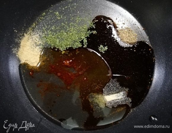 Наливаем оливковое масло и устричный соус. Нагреваем сковороду.