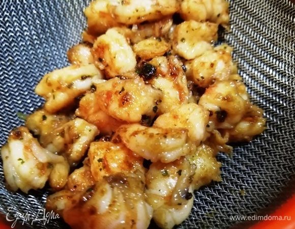 Удаляем из обжаренных креветок лишнее масло.