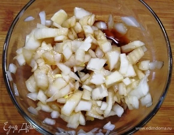 Лук нарезаем и маринуем в небольшом количестве устричного соуса.