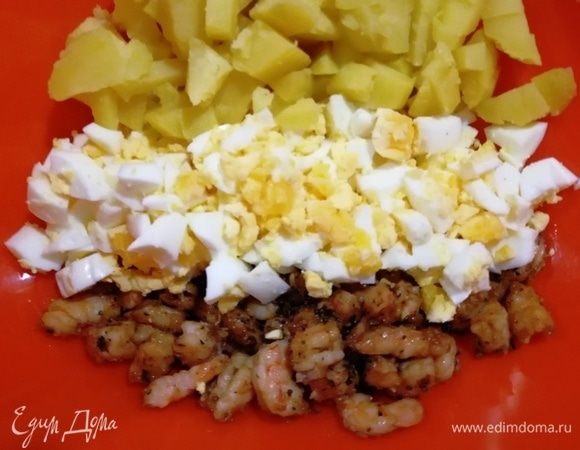 Яйца и картофель режем кубиком, добавляем креветки.