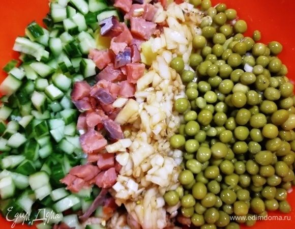Добавляем огурец, рыбу, лук и зеленый горошек.