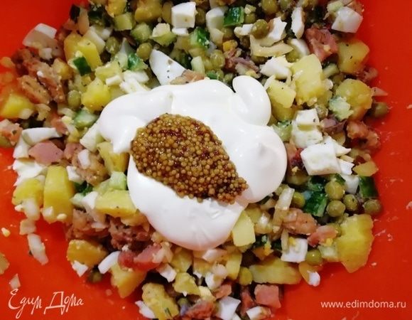 Перемешиваем о добавляем майонез и горчицу. Еще раз перемешиваем.