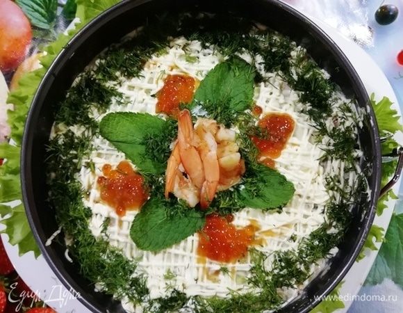 Подаем салат, украсив листьями мяты, красной икрой и креветками.