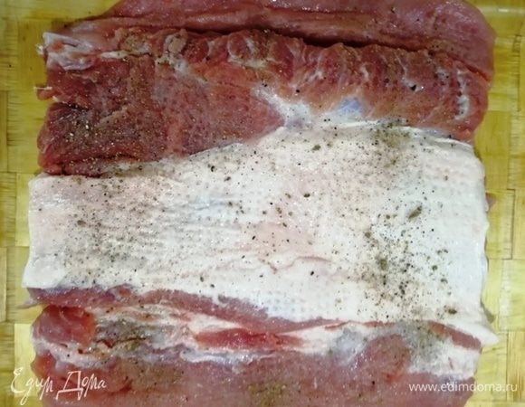 На свинине есть небольшой слой жира, его не срезаем, так мясо получится нежнее. Разрезаем кусок мяса книжкой и хорошо отбиваем. Солим и перчим с двух сторон.