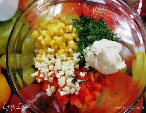 Смешиваем нарезанные овощи, кукурузу и плавленый сыр.