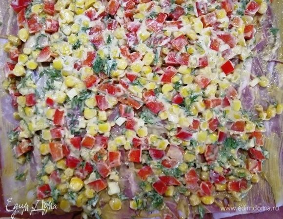 Распределяем по поверхности бекона.