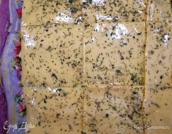 Выкладываем пластинки сыра и посыпаем сушеной зеленью.