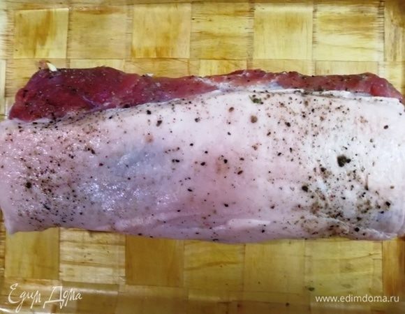 Сворачиваем мясо в рулет.