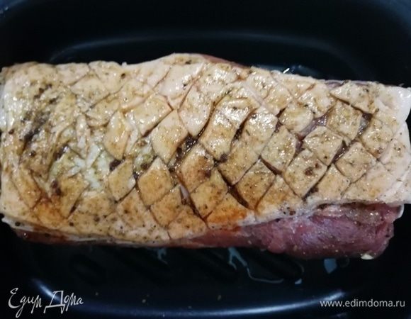 Перекладываем свинину на противень, жирок надрезаем, смазываем оливковым маслом и паприкой. Это придаст красивый цвет при запекании. Отправляем в разогретую до 180°С на 50 минут.