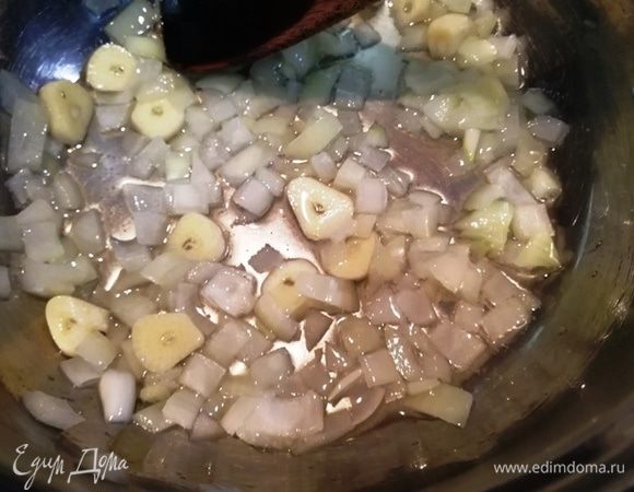 Нарезанный лук и чеснок обжариваем в небольшом количестве оливкового масла в глубоком сотейнике.