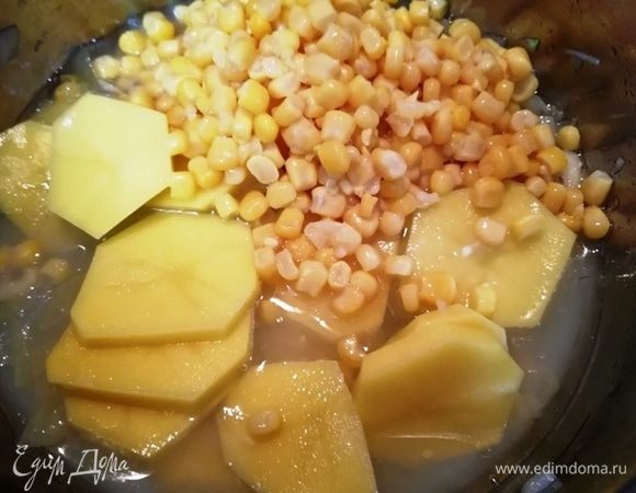 Картофель нарезаем произвольно и добавляем к обжаренному луку. Кукурузу добавляем с жидкостью. Перемешиваем и ставим все вариться до мягкости картофеля. Если жидкости недостаточно, добавьте немного воды или бульона. Посолите и поперчите по вкусу.