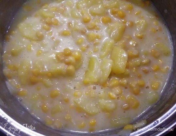 Когда картофель готов, сливаем лишнюю жидкость, добавляем плавленый сыр и измельчаем все блендером в пюре. 