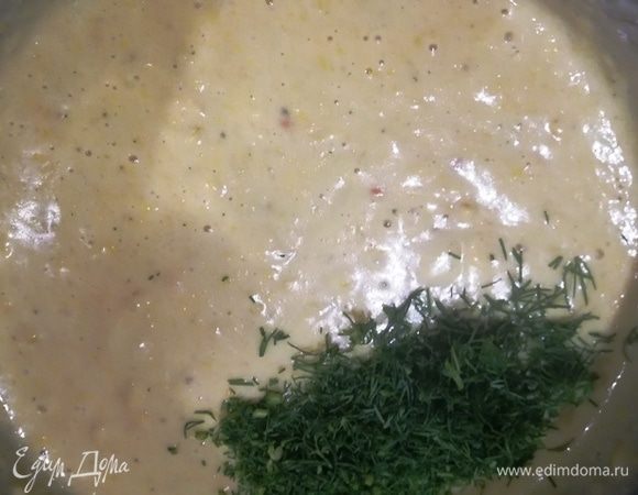 В получившееся шелковистое пюре добавляем свежий укроп и перемешиваем.