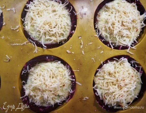 Выкладываем наше кукурузное пюре и сверху щедро посыпаем сыром. Отправляем к мясу в духовку на 15 минут. Все будет готово одновременно.