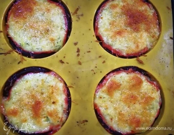 Корзиночки подрумянились. Слегка остужаем их в формах.