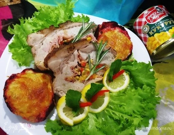 Нарезаем свинину порционными кусками и подаем с кукурузным пюре.