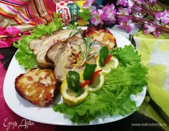 Можно полить все соусом, выделившимся при запекании свинины. Приятного аппетита!