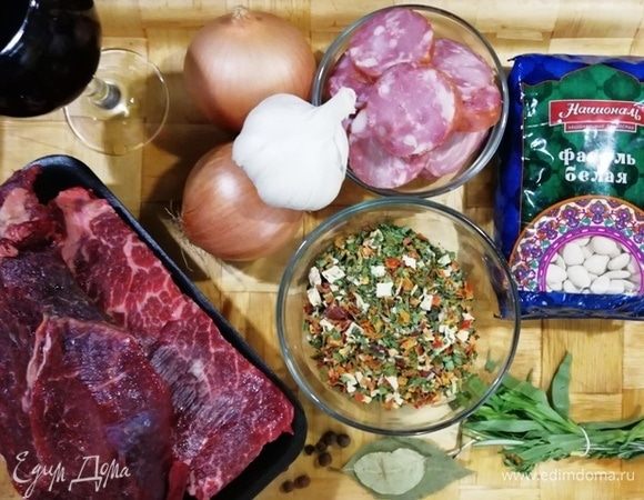 Подготовим необходимые ингредиенты. Фасоль белая ТМ «Националь» идеально подходит для этого блюда. Свежую морковь я заменила на сушеную (на вкусе блюда это никак не сказалось). Колбасу берите качественную, лучше натурального копчения.