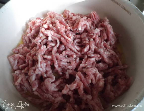 Выложить фарш.