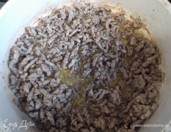 Припустить на сильном огне, помешивая.
Посолить, поперчить.