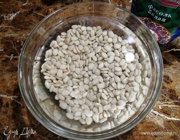 Фасоль необходимо замочить в воде на 6 часов, лучше на ночь.