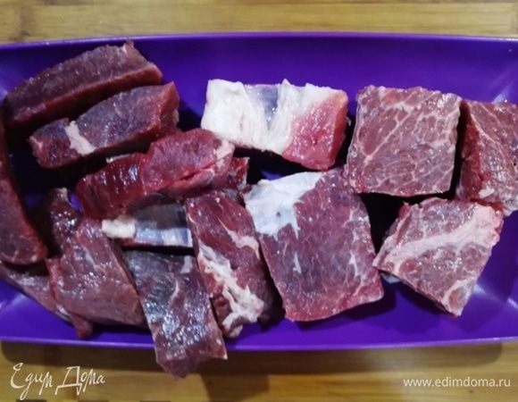 Говядину нарезаем крупными кусками, ребра — порционно.