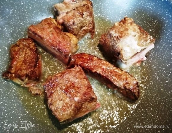 На раскаленной сковороде обжариваем говядину до золотистой корочки со всех сторон.