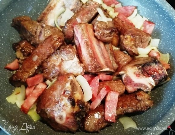 Возвращаем в сковороду говядину, перемешиваем и обжариваем все вместе 10 минут.