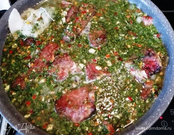 Затем добавляем 1 литр воды, уменьшаем огонь, накрываем крышкой. Оставляем мясо тушиться в течение 1,5 часов.