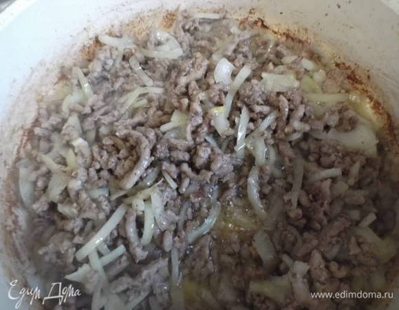 Обжарить, помешивая, до тех пор, пока лук не станет прозрачным.