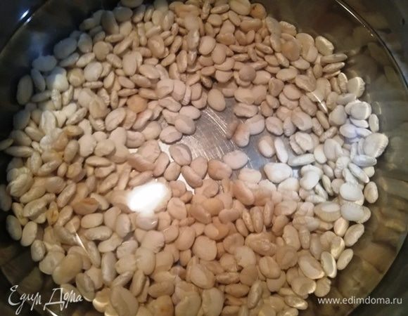 Фасоль промываем, заливаем водой и варим в течение 1 часа.