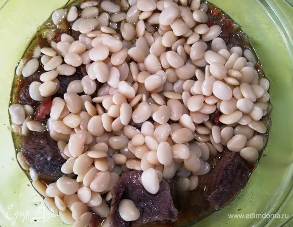 В емкость для запекания перекладываем говядину (реберные кости я удалила для удобства едоков). Перекладываем фасоль ТМ «Националь».