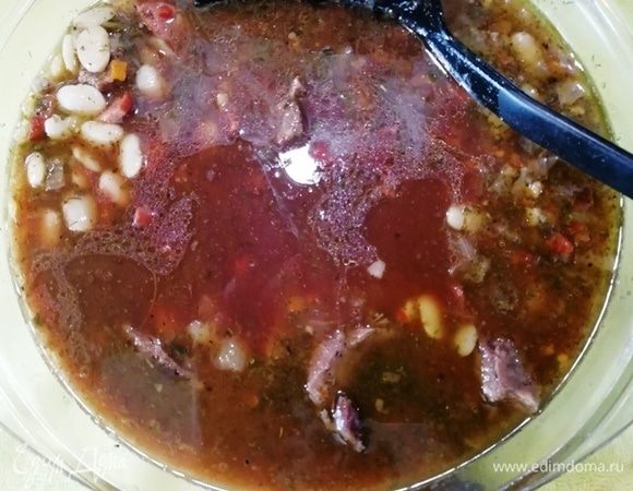 Заливаем бульоном, в котором тушилось мясо, добавляем вино, солим и перчим наше блюдо.  Перемешиваем, накрываем крышкой и отправляем в духовку, разогретую до 170°С, на 3 часа.
