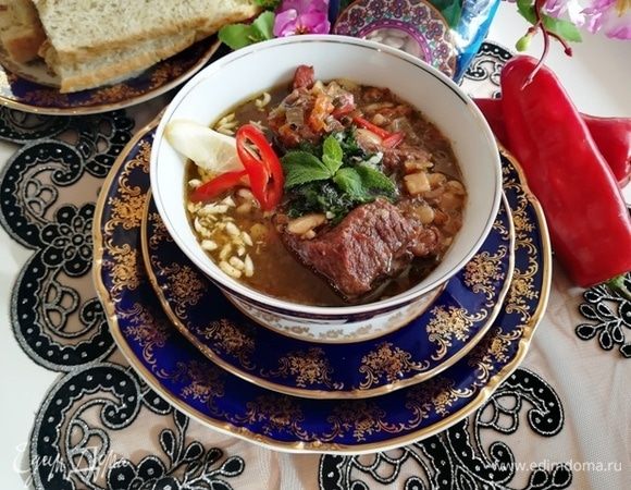 Подаем касуле с долькой лимона, перчиком чили и домашним овсяным хлебом!