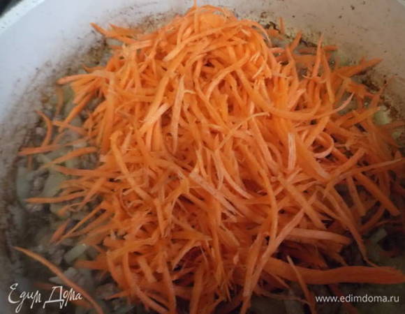 Выложить морковь.