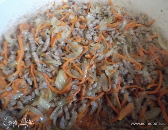 Припустить, помешивая, до изменения цвета.