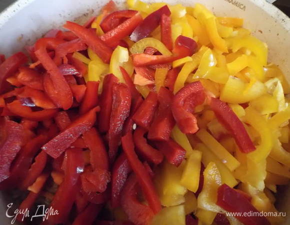 Добавить перец, потушить, не накрывая крышкой.
