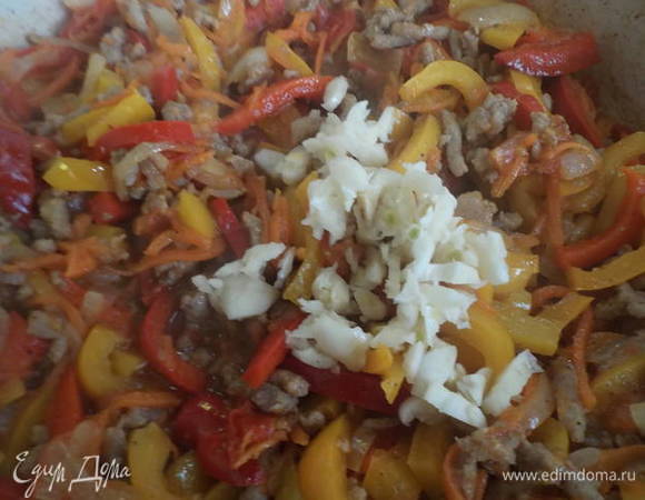 Добавить нарезанный чеснок.