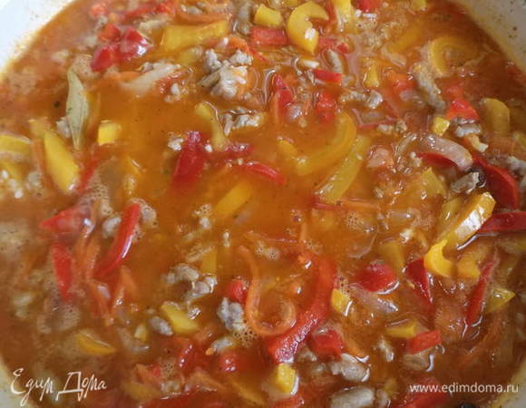 Перемешать и попробовать на соль, довести до кипения и убавить огонь до минимума.