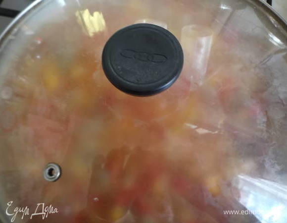 Накрыть крышкой и тушить 35 минут, не мешая.