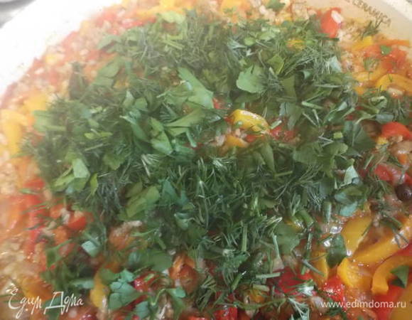 За 5 минут до окончания готовки добавить зелень. Не мешать, накрыть крышкой и тушить еще 5 минут. Выключить и перемешать, блюдо готово.
Приятного аппетита!