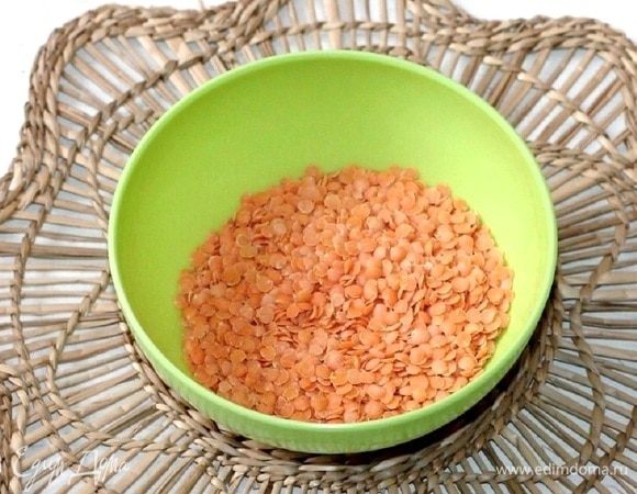 Отвариваем чечевицу согласно инструкции до готовности. Затем чечевицу отправляем в чашу блендера.
