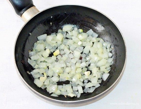 На чесночном масле обжариваем лук до прозрачности.
