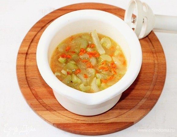 В чашу блендера к чечевице кладем отваренный картофель, пассеровку и сельдерей. 
