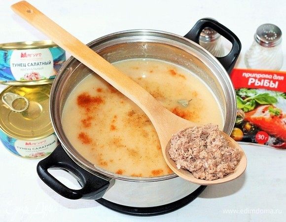 Пюре перекладываем в кастрюлю с картофельным бульоном. Добавляем консервированного тунца в соку ТМ «Магуро», лавровый лист и приправу, солим. 
Приправа для рыбы: кориандр, паприка, перец, имбирь, мускатный орех, базилик.