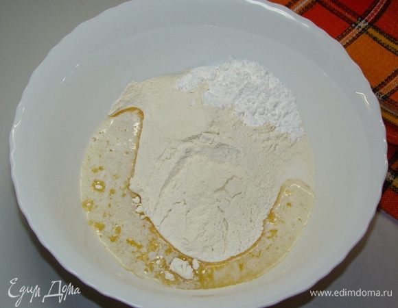В глубокую миску просеять муку. Добавить сахарную пудру, растопленное сливочное масло и щепотку соли. Перемешать.