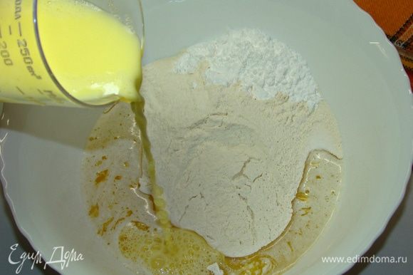 Смешать в стакане желток и воду, влить в миску. Замесить гладкое тесто (при необходимости можно добавить еще немного воды).