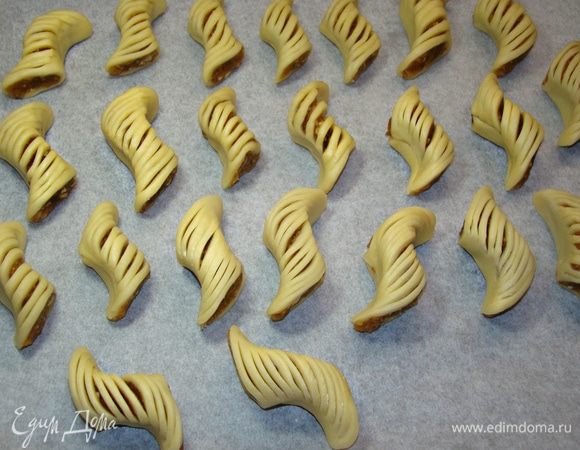 Выпекать в разогретой до 170°С духовке 15 минут. Печенье не должно сильно румяниться.